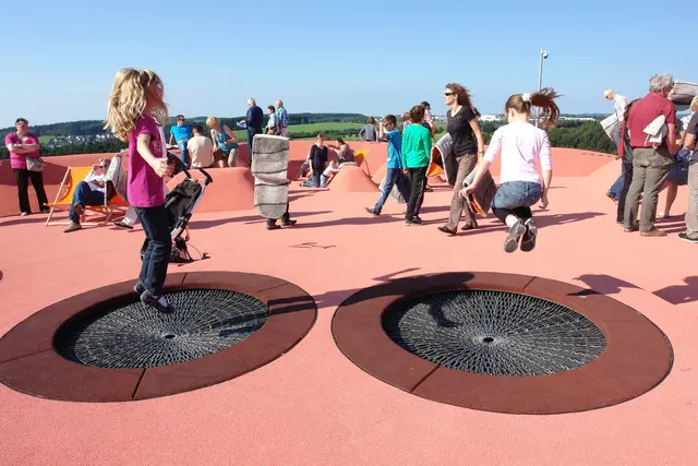 Hüpfen auf dem Kegeltrampolinen macht Spaß.  | Foto: © BAV