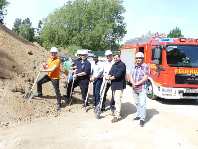 Bürgermeister Dr. Max Leitterstorf (li.), Feuerwehrleiter Herbert Maur, Provinzial Pater Peter Claver Narh (3./4.v.li.), Dr. Nico Schmied (Ausschuss für Bevölkerungsschutz und Infrastruktur (2.v.re.) sowie Mitarbeitende von Architekturbüro und Baufirma beim Spatenstich zur neuen Feuerwehrtechnischen Zentrale. | Foto: Gast