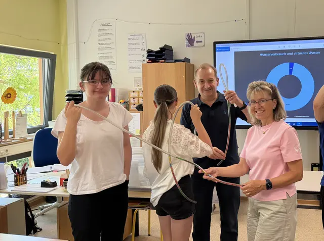 An der Don-Bosco-Schule wurde für zwei Schulstunden mit Umweltpädagoge Carsten Schulz (2. von rechts) gestaunt, gerechnet und diskutiert. An den Experimenten nahm auch Andrea Vogt (rechts, Geschäftsführerin der Stadtwerke Troisdorf) teil.  | Foto: Stadtwerke