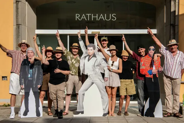 Vor dem Rathaus stimmen die ehrenamtlichen Vorführerinnen und Vorführer auf die 40. Auflage des ZOOM Open Airs ein. Das Filmfestival läuft vom 30. Juli bis 22. August im Innenhof des Brühler Rathauses. | Foto: N. Krütt