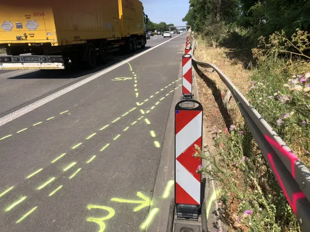 Die Spuren des Dramas waren einen Tag danach noch auf der A555 sichtbar: Zahlreiche Markierungen der Unfallermittler und die beschädigte Leitplanke zeigen wo der Sportwagen von der Fahrbahn abkam und gegen einen Baum prallte. Der 32-jährige Fahrer starb, die Polizei sucht weiter nach Zeugen.  | Foto: Montserrat Manke