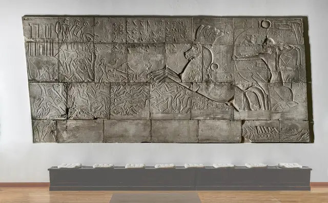 Wandrelief: Aus 30 Gipsplatten zusammengesetzte Kopie eines Wandreliefs Sethos’ I. im Karnak-Tempel bei Luxor; Neues Reich, 19. Dyn., um 1285 v. Chr., Abguss aus der zweiten Hälfte des 19. Jh., ca. 2,70 hoch, 6,20 breit.  | Foto: Volker Lannert