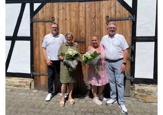 Helmut Meis und seine zukünftige Frau Elke (Paar rechts) beim Präsidentenwechsel mit dem scheidenden Präsidenten Andreas Münch und Ehefrau Ulrike (Paar links).  | Foto: Lions Club Siegburg/ Klaus Mäurer
