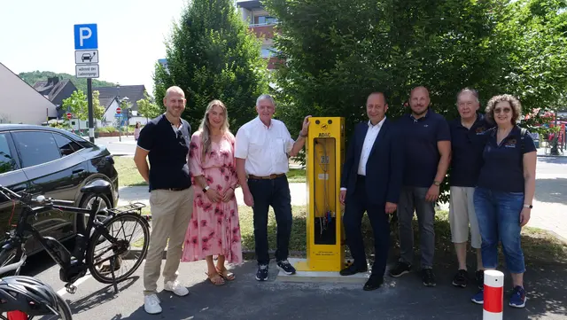 Testen die neue Radservice-Station: Stephan Weber (Stadt Lohmar), Swenja Rohn (Stadt Lohmar), Walter Hornung (Vorstandsmitglied ADAC Nordrhein), Lohmars Bürgermeister Matthias Schmitz, Roberto Profeta (Stadt Lohmar), sowie Klaus-Dieter und Heidi Ueberschar (ADAC Ortsclub MSC Wahlscheid).  | Foto: ADAC Nordrhein
