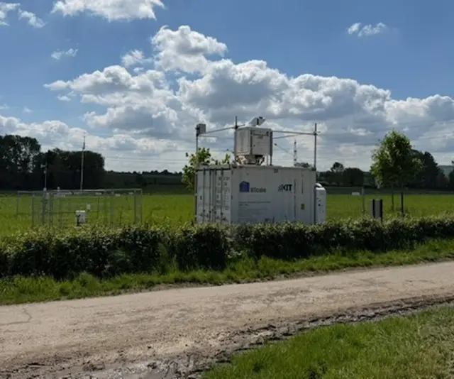 Forschende des Projekts VITAL II demonstrieren am Hochwasserrückhaltebecken Sinthern moderne Wetterbeobachtungen mit Drohnen, Wetterballons und Fernerkundungstechnik.  | Foto: Prof Dr Löhnert