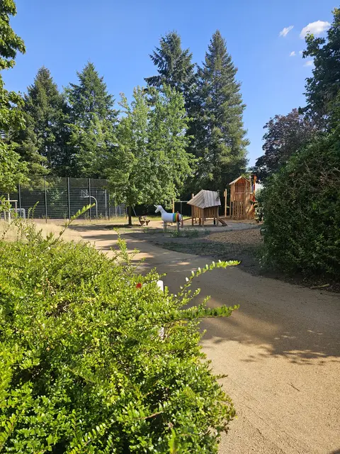 Noch ist Geduld gefragt: Der neu gestaltete Spielplatz an der Von-Wied-Straße ist baulich zwar fertig, bleibt nach Angaben der Stadt aber gesperrt, bis die als Fallschutz benötigten Rasenflächen ausreichend angewachsen sind.  | Foto: Stadt Brühl