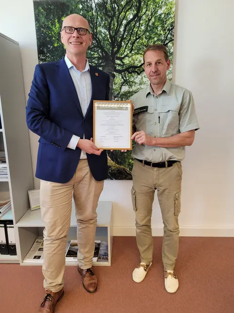 Über die erneute PEFC-Zertifizierung freuen sich Bürgermeister Sebastian Glatzel (l.) und Stefan Lott, Büroleiter des Forstbetriebs. 			 | Foto: Mager