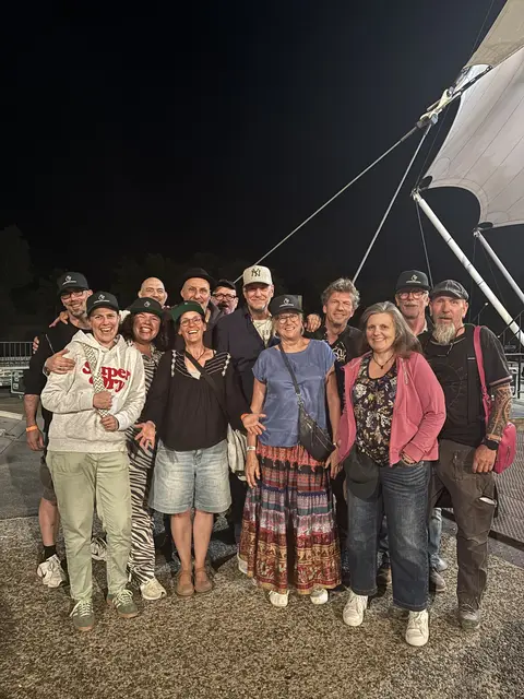 Band und das Team von LEBENSFARBEN. Die Freude war groß - über das Konzert und eine Spende von über 5.000 Euro für den oberbergischen Verein.  | Foto: LEBENSFARBEN
