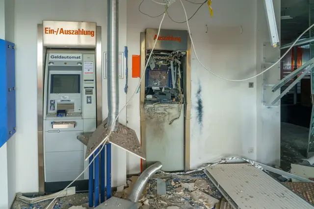 Große Zerstörung durch die Geldautomatensprengung in der Volksbank Uckerath. | Foto: Heimermann