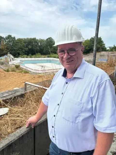 Bezirksbürgermeister Schada von Borzyskowski informierte sich vor Ort über die Baufortschritte am Hardtbergbad. | Foto: Bezirksverwaltungsstelle Hardtberg