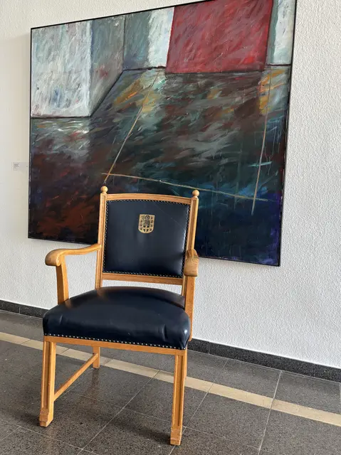 Ein Stuhl aus dem ehemaligen Brühler Ratssaal sucht einen neuen Besitzer. Die historischen Sitzmöbel werden zugunsten des Kinder- und Jugendtreffs „Klasse“ verkauft. | Foto: Stadt Brühl