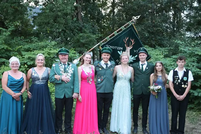 Kaiserin Edelgard Becker, Königspaar Ludger und Nicole Müller, Prinzessin Sherlyn Löschner mit Sandro Pernat, Baroness Alia Schröder mit Felix Teufenbach sowie Kinderkönig Maximilian Ley mit Nora Völker (v.l.).   | Foto: Michael Kupper