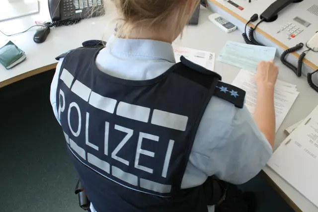 Bei der Überprüfung seiner Personalien stellten die Beamten fest, dass gegen ihn ein Haftbefehl vorlag. | Foto: Karl-Heinz H AdobeStock