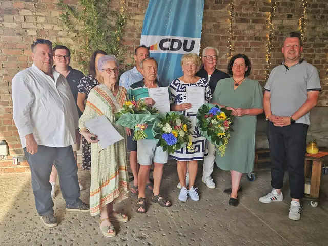 Der neue Vorstand und die geehrten Mitglieder: (v.l.) Frank Schiweck, Lukas Genschel, Kathrin Schüller (verdeckt), Anni Klatte, Alexander Thomas, Franz Josef Thomas, Waltraud Meyer, Rüdiger Winkler, Bettina Lutterbeck, Dirk Schüller.  | Foto: CDU Ortsverband Fischenich