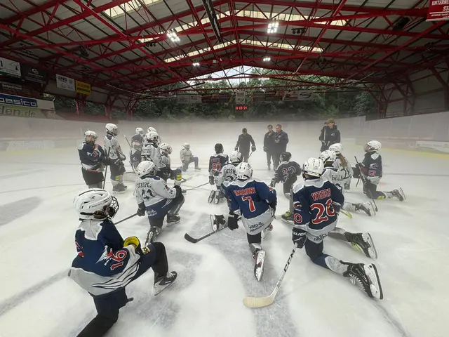 Nachwuchsspieler der Wiehl Penguins absolvierten während ihres Aufenthalts in Crimmitschau mehrere Trainingseinheiten auf dem Eis.  | Foto: TuS Wiehl ESC