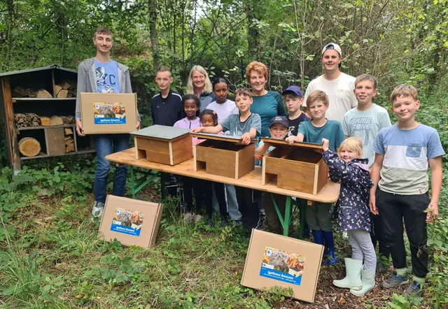Die Kindergruppe des NABU Morsbach schuf neue Winterquartiere für Igel. | Foto: Christoph Buchen