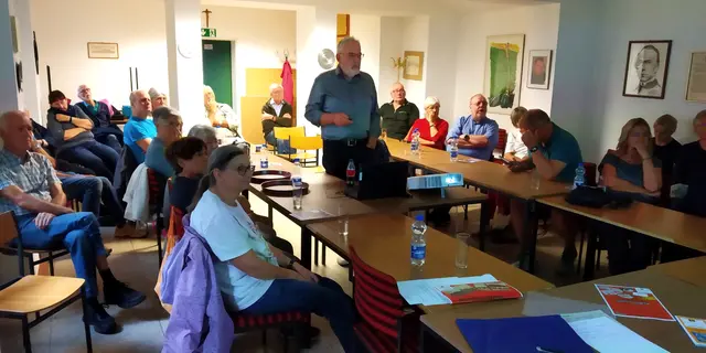 Werner Quadt entführte die Besucher seines Bildervortrags in frühere Zeiten von Menden und Mülldorf. | Foto: Erich Pötz