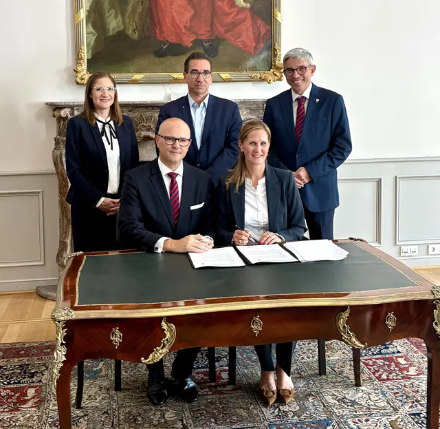 Torsten Janßen, designierter Prinz und Petra Schönen, designierte Bonna, bei der Vertragsunterzeichnung.  | Foto: Festausschuss