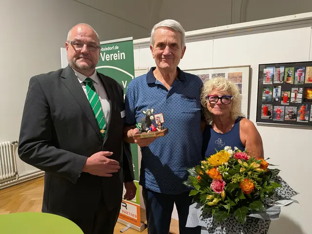 Stolzer Eselspreisträger (von links): Michael Andreas Möller, Walter Nettekoven und Maggy Grünewald.  | Foto: Frank Engel-Strebel