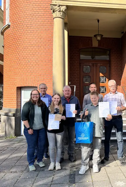 Bei der Preisverleihung im Rheinbacher Rathaus zeichnete Bürgermeister Dr. Daniel Phiesel erfolgreiche Teilnehmerinnen und Teilnehmer des diesjährigen STADTRADELNs aus. Gemeinsam legten die Radlerinnen und Radler 68.659 Kilometer zurück und sparten nach Angaben der Stadt rund elf Tonnen CO2 ein. | Foto: Stadt Rheinbach