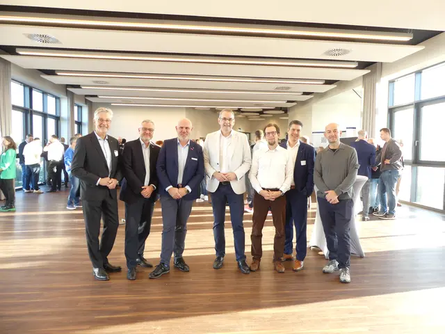 Über ein gelungenes Unternehmerfrühstück im „Haus des Handwerks“ freuten sich (von links): Klaus Mäurer (VR-Bank), KHS-Hauptgeschäftsführer Oliver Krämer, Kreishandwerksmeister Michael Christmann, Bürgermeister Stefan Rosemann, Wirtschaftsförderer Ole Erdmann, Thomas Euler (KSK) und Sissis Vassiliadis (Verkehrsverein Siegburg)  | Foto: Gast