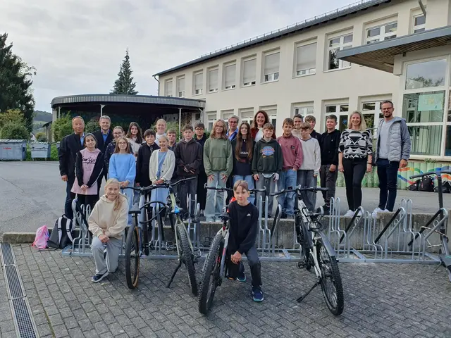 Die Klasse 7b der Städtischen Realschule Waldbröl freut sich gemeinsam mit Lehrkräften und Vertretern der LEADER-Region Oberberg über die neuen Fahrradständer, die mithilfe des Jugendbudgets angeschafft werden konnten. | Foto: LEADER Region Oberberg