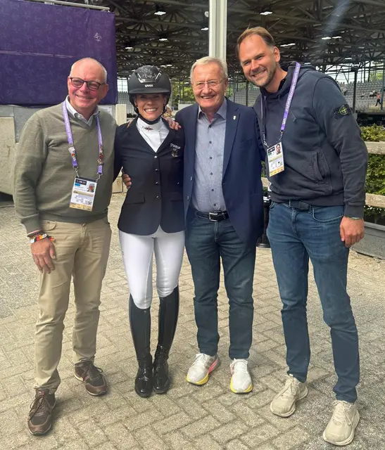 Strahlende Gesichter nach dem überraschenden Erfolg (von links): Co-Bundestrainer Rolf Grebe aus Wiehl, Helen Brandt, Friedhelm Julius Beucher und Oliver Brandt.  | Foto: Brandt