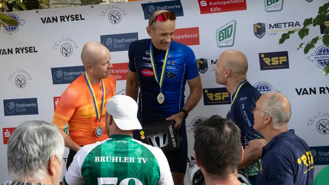 Medaillen und Applaus für die Schnellsten: Bei der Siegerehrung wurden die erfolgreichen Teilnehmer des Radsportklassikers „Rund um Schwadorf“ ausgezeichnet.  | Foto: Ingo Zehner/BTV