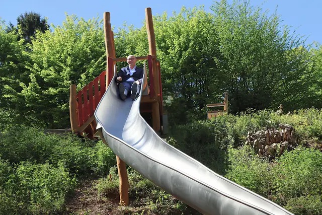 Ausprobiert hat Bürgermeister Sebastian Glatzel die neue Rutsche im Wallgraben bereits. Beim Kneipp-Tag wird das umgestaltete Areal offiziell wiedereröffnet.  | Foto: Stadt Bad Münstereifel