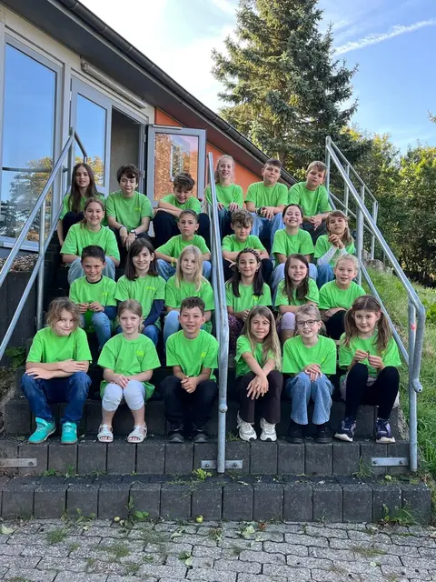 23 junge Schauspieler des Theatervereins „Edelweiß“ Nettersheim bringen den Märchenstoff „Drei Nüsse für Aschenbrödel“ an drei Nachmittagen auf die Bühne.  | Foto: Theaterverein „Edelweiß“ Nettersheim