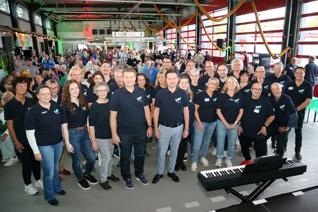 Ein Team aus Führungskräften der Stadtverwaltung und Ratsmitgliedern bewirtete die Gäste beim Ehrenamtstag der Stadt Wiehl im Feuerwehrhaus Oberwiehl. | Foto: Christian Melzer