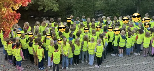 Die neuen Warnwesten machen die Kinder der ersten und zweiten Klassen schon von Weitem sichtbar. Die Westen wurden von der GWN gespendet. | Foto: GGS Nümbrecht