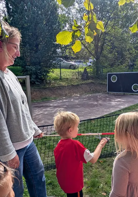 Große Freude bei den Kindern: Mit einem Bandschnitt wurde der neue Fußballplatz offiziell eröffnet. | Foto: Evangelisches Familienzentrums Sonnenstrahl