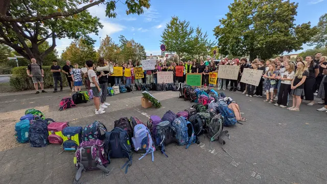 Vor dem Rathaus demonstrierten Schüler und Eltern für den Neubau der Heinrich-Böll-Gesamtschule. | Foto: Frank Engel-Strebel