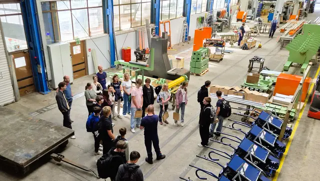 Jobexpedition  bei  der  Firma  HOLTEC in Hellenthal.  | Foto: Laura Meyer / Kreiswirtschaftsförderung