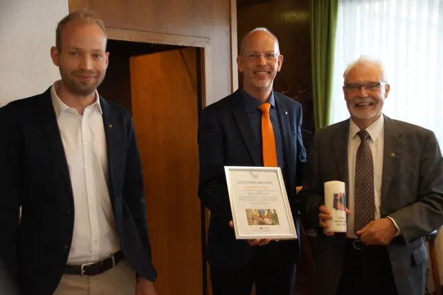 Diözesanvorsitzender Reinhard Ahrens überreicht die Jubiläumsurkunde und -kerze an Martin Franken (links) und Dieter Rondorf (rechts).  | Foto: Urlich Kuth