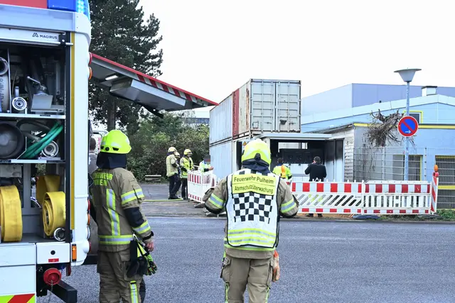 Beim Brand einer Trafostation im Pulheimer Gewerbegebiet war die Feuerwehr mit acht Fahrzeugen und 26 Kräften im Einsatz. Nach gut einer Stunde konnte der Einsatz beendet werden.  | Foto: Feuerwehr Pulheim