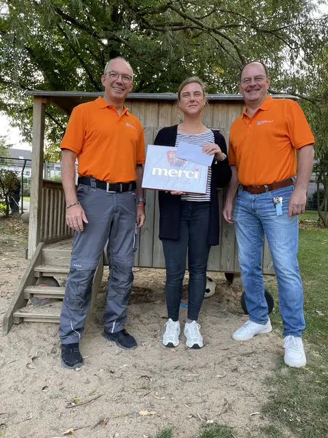 Spendenübergabe an die stv. 
Kitaleiterin Nicole Henke. | Foto: VR-Bank