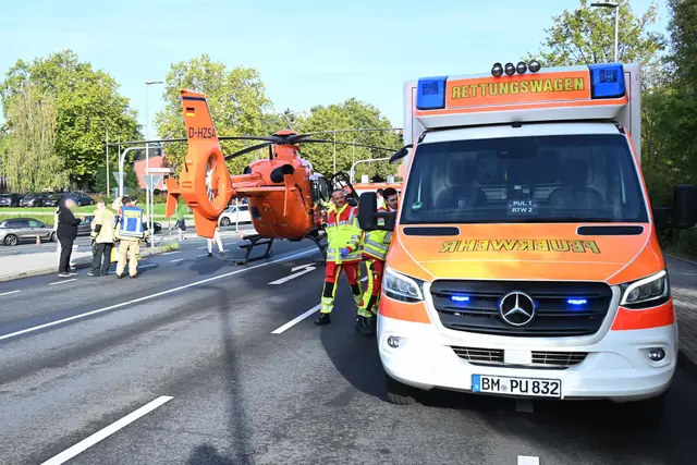 Nach dem schweren Verkehrsunfall auf der Farehamstraße unterstützte die Pulheimer Feuerwehr den Rettungsdienst bei der Versorgung des verletzten Fußgängers.  | Foto: Feuerwehr Pulheim