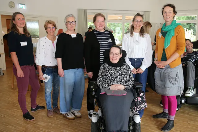 Beim Fachtag kamen Referentinnen und Referenten sowie Teilnehmende zum Austausch über Unterstützungsangebote und Teilhabe zusammen. Im Vordergrund die Referentin Anne Gersdorff. | Foto: EUTB