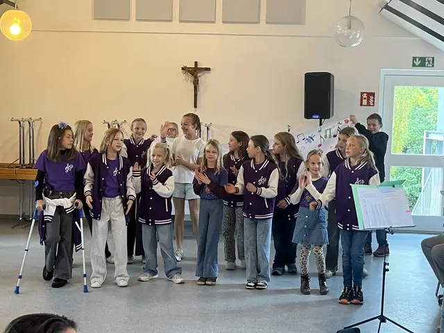Kinder des Frielingsdorfer Chors „Tutti Frutti“ gestalteten beim Integrationsfest ein Bühnenprogramm und sorgten für musikalische Unterhaltung. | Foto: Claudia Braun