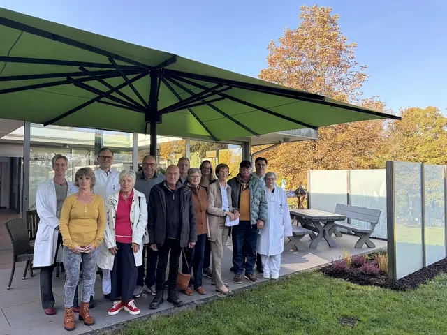 Gemeinsam auf der Sonnenterrasse präsentieren Vertreter des Kreiskrankenhauses, die Geschwister Karin und Henning Dax sowie der gesamte Vorstand des Fördervereins den neu gestalteten Außenbereich mit großem Sonnenschirm und Sichtschutz. | Foto: Karin Rechenberger