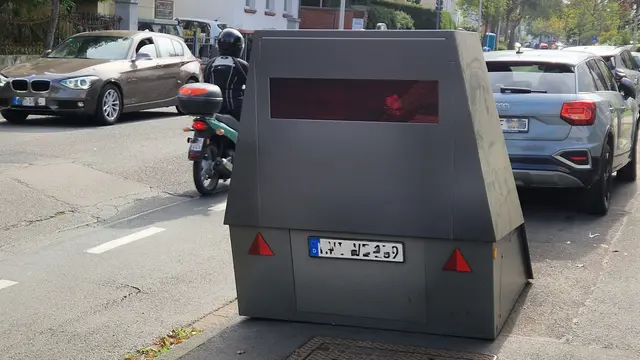 Zwei Blitzer-Anhänger, wie dieser Enforcement Trailer in Bad Godesberg, sollen zukünftig von den linksrheinischen Rhein-Sieg-Kreis-Gemeinden beschafft werden.  | Foto: AS