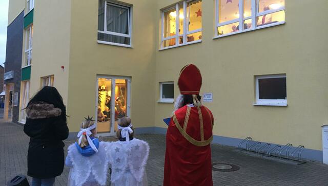 Der Nikolaus besuchte sechs Elsdorfer Seniorenheime mit Sängerin Jolina Carl.  | Foto: Stadt Elsdorf