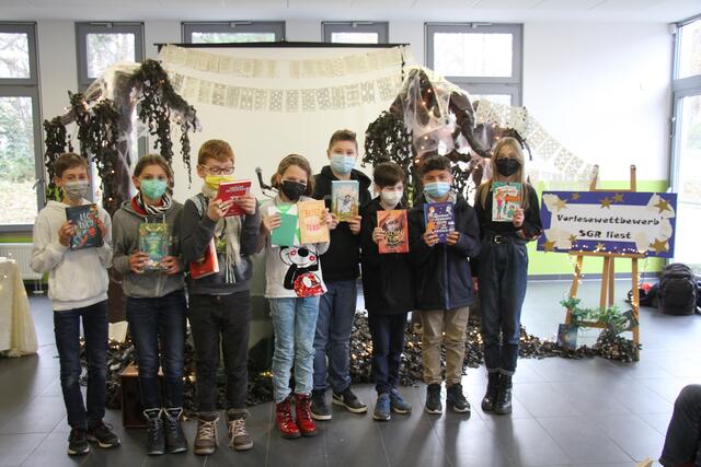 Wer betont am besten? Wer hat die schönste Stelle für seinen Vortrag ausgewählt? Die Jury musste letztlich entscheiden, wer den Vorlesewettbewerb gewinnen sollte.  | Foto: K. Kluth/E. Viltz - SGR