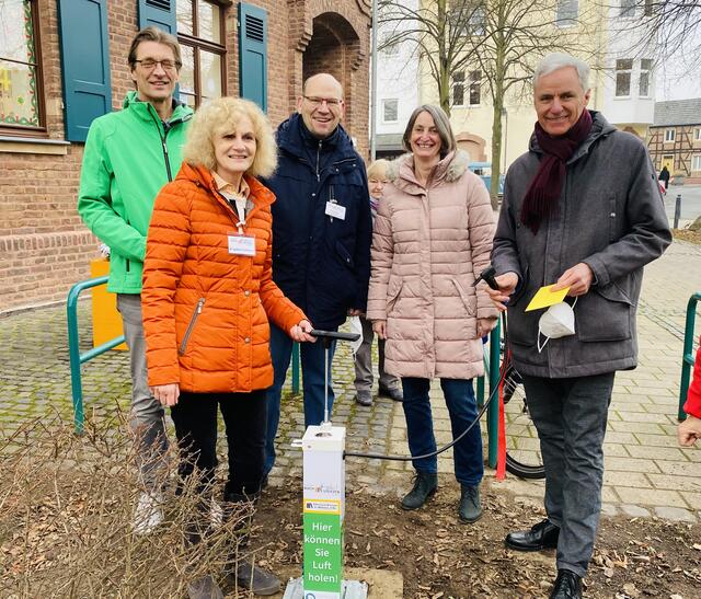 Weiterer Baustein für klimafreundliche Mobilität: Thomas Busch, Brigitte Emmerich, Stephan Scholz-Mainka, Franzis Steinhauer und Bürgermeister Rolf Schumacher präsentieren vor der Alfterer Bücherei die neue öffentliche Luftpumpe.