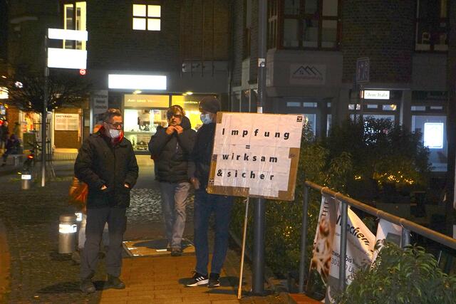 nur vereinzelte „Gegendemonstranten“ waren am Montagabend nach Lechenich gekommen. Und sie durften - so wie der junge Mann aus Liblar - auch nur alleine am Straßenrand stehen. | Foto: dru