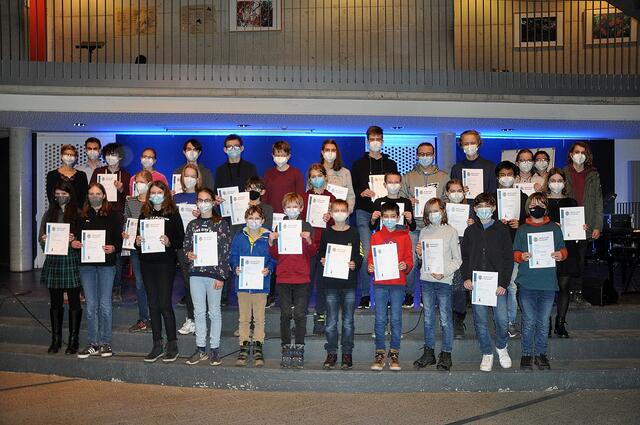 Erfolgreiche Rechenkünstler: Am Bornheimer AvH erhielten die erfolgreichsten Mathe-Olympioniken aus dem Kreis ihre Urkunden.  | Foto: Frank Engel-Strebel