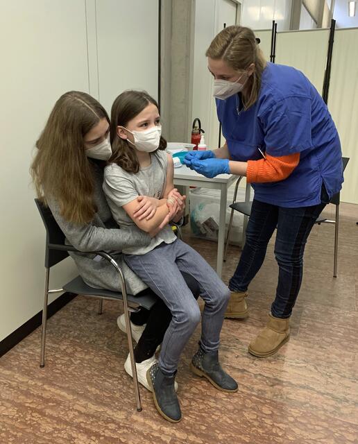Geschafft: Samira mit ihrer Schwester Alina und Kinderärztin Dr. Sophie Maasewerd.  | Foto: W. Andres / Kreis Euskirchen