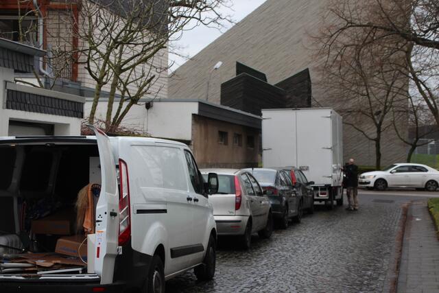 LKWs und weitere Lieferfahrzeuge nehmen Anwohnern in Buchforst oft die Parkplätze weg.  | Foto: Flick